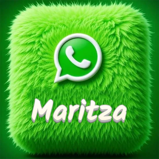Cubo gigante cubierto de suave pelaje verde con el logotipo blanco de WhatsApp en 3D incrustado. Nombre en blanco suave que sigue la textura del pelaje en la parte inferior. Diseño con el nombre Maritza.