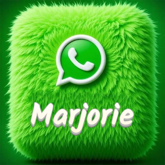 Cubo gigante cubierto de suave pelaje verde con el logotipo blanco de WhatsApp en 3D incrustado. Nombre en blanco suave que sigue la textura del pelaje en la parte inferior. Diseño con el nombre Marjorie.