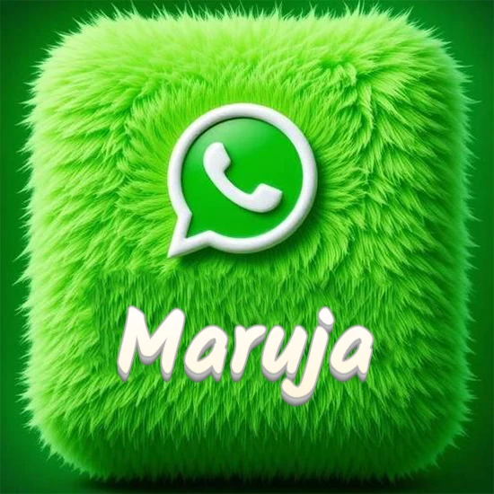 Cubo gigante cubierto de suave pelaje verde con el logotipo blanco de WhatsApp en 3D incrustado. Nombre en blanco suave que sigue la textura del pelaje en la parte inferior. Diseño con el nombre Maruja.