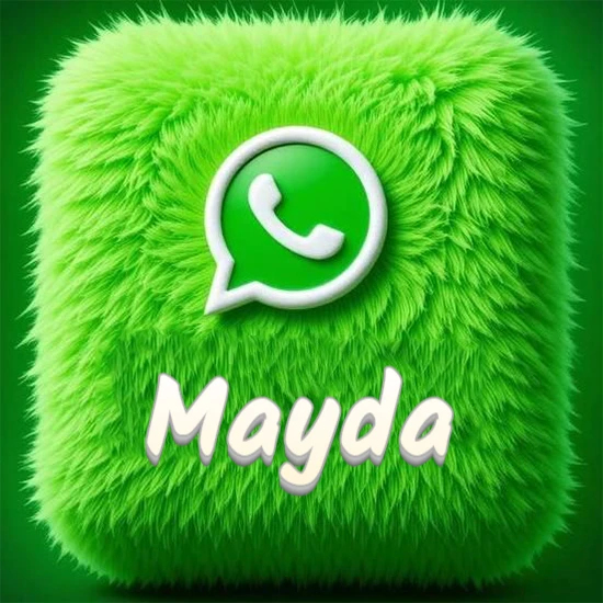Cubo gigante cubierto de suave pelaje verde con el logotipo blanco de WhatsApp en 3D incrustado. Nombre en blanco suave que sigue la textura del pelaje en la parte inferior. Diseño con el nombre Mayda.