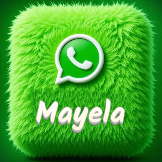 Cubo gigante cubierto de suave pelaje verde con el logotipo blanco de WhatsApp en 3D incrustado. Nombre en blanco suave que sigue la textura del pelaje en la parte inferior. Diseño con el nombre Mayela.