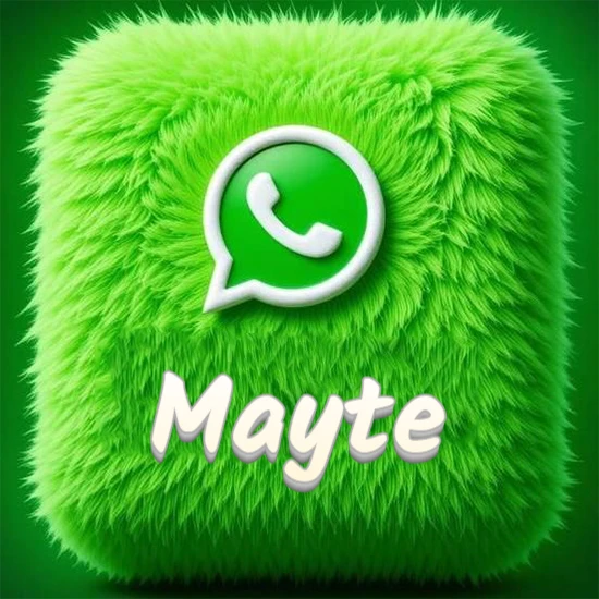 Cubo gigante cubierto de suave pelaje verde con el logotipo blanco de WhatsApp en 3D incrustado. Nombre en blanco suave que sigue la textura del pelaje en la parte inferior. Diseño con el nombre Mayte.