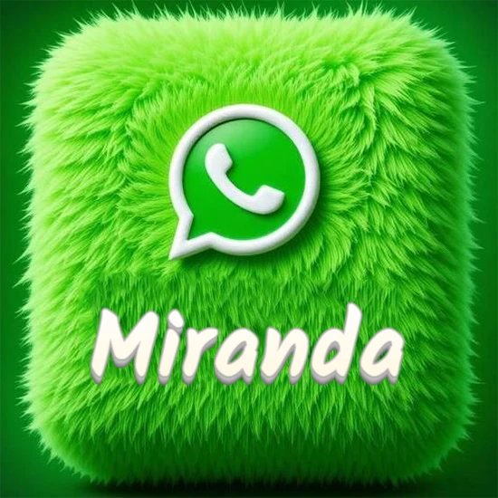 Cubo gigante cubierto de suave pelaje verde con el logotipo blanco de WhatsApp en 3D incrustado. Nombre en blanco suave que sigue la textura del pelaje en la parte inferior. Diseño con el nombre Miranda.