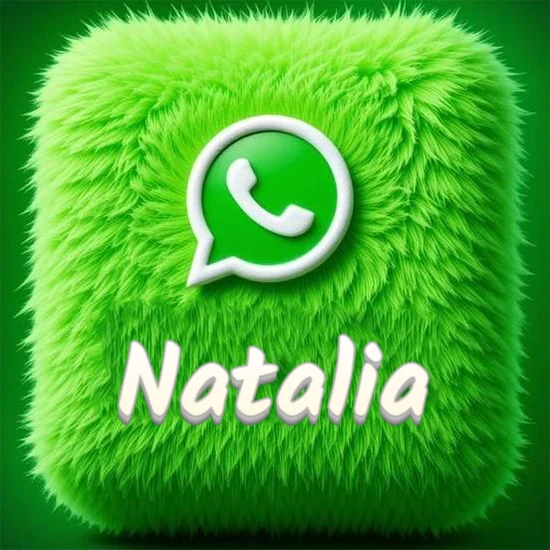 Cubo gigante cubierto de suave pelaje verde con el logotipo blanco de WhatsApp en 3D incrustado. Nombre en blanco suave que sigue la textura del pelaje en la parte inferior. Diseño con el nombre Natalia.