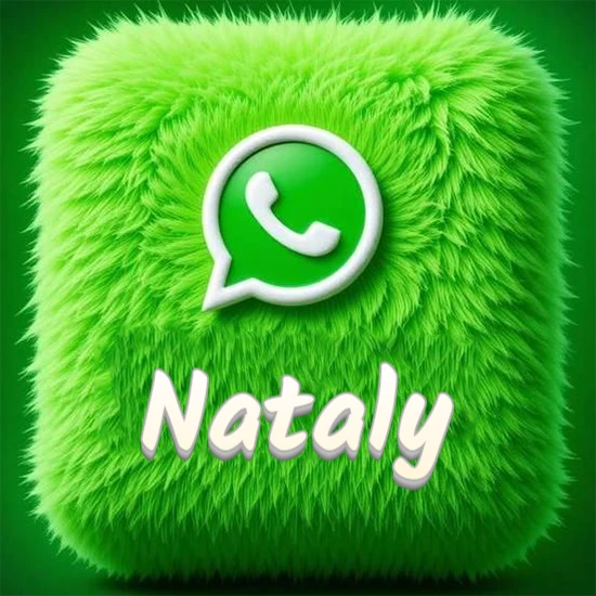 Cubo gigante cubierto de suave pelaje verde con el logotipo blanco de WhatsApp en 3D incrustado. Nombre en blanco suave que sigue la textura del pelaje en la parte inferior. Diseño con el nombre Nataly.