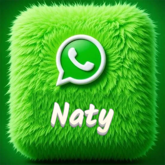 Cubo gigante cubierto de suave pelaje verde con el logotipo blanco de WhatsApp en 3D incrustado. Nombre en blanco suave que sigue la textura del pelaje en la parte inferior. Diseño con el nombre Naty.