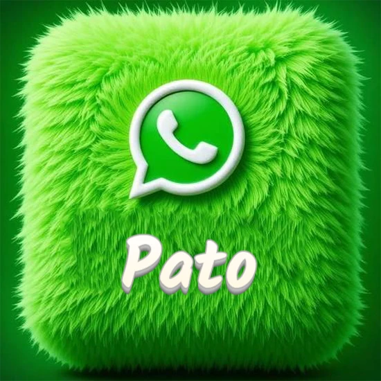 Cubo gigante cubierto de suave pelaje verde con el logotipo blanco de WhatsApp en 3D incrustado. Nombre en blanco suave que sigue la textura del pelaje en la parte inferior. Diseño con el nombre Pato.