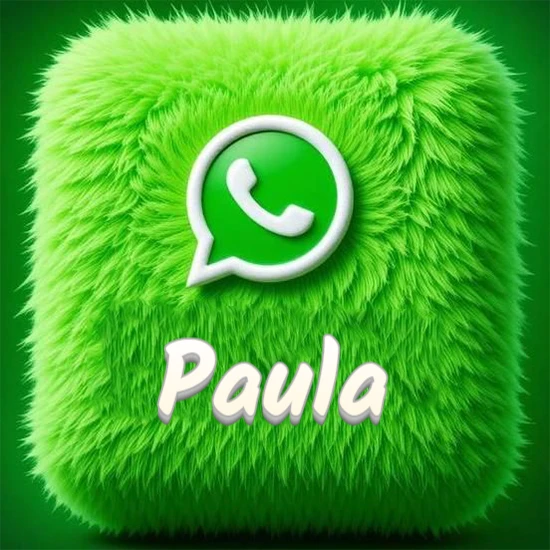 Cubo gigante cubierto de suave pelaje verde con el logotipo blanco de WhatsApp en 3D incrustado. Nombre en blanco suave que sigue la textura del pelaje en la parte inferior. Diseño con el nombre Paula.