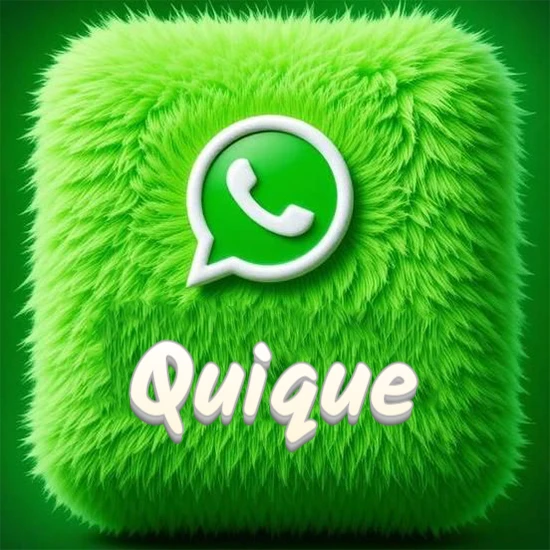 Cubo gigante cubierto de suave pelaje verde con el logotipo blanco de WhatsApp en 3D incrustado. Nombre en blanco suave que sigue la textura del pelaje en la parte inferior. Diseño con el nombre Quique.