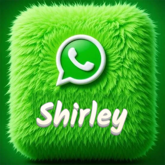 Cubo gigante cubierto de suave pelaje verde con el logotipo blanco de WhatsApp en 3D incrustado. Nombre en blanco suave que sigue la textura del pelaje en la parte inferior. Diseño con el nombre Shirley.