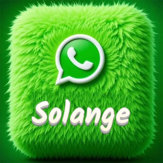 Cubo gigante cubierto de suave pelaje verde con el logotipo blanco de WhatsApp en 3D incrustado. Nombre en blanco suave que sigue la textura del pelaje en la parte inferior. Diseño con el nombre Solange.