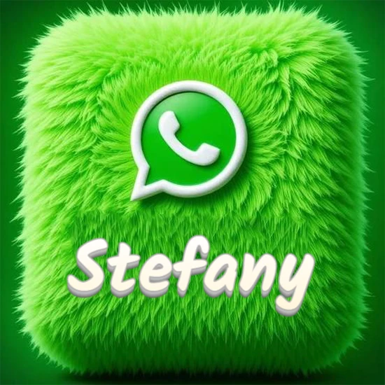 Cubo gigante cubierto de suave pelaje verde con el logotipo blanco de WhatsApp en 3D incrustado. Nombre en blanco suave que sigue la textura del pelaje en la parte inferior. Diseño con el nombre Stefany. Cubo gigante cubierto de suave pelaje verde con el logotipo blanco de WhatsApp en 3D incrustado. Nombre en blanco suave que sigue la textura del pelaje en la parte inferior. Diseño con el nombre Stefany.