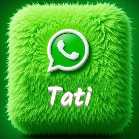 Cubo gigante cubierto de suave pelaje verde con el logotipo blanco de WhatsApp en 3D incrustado. Nombre en blanco suave que sigue la textura del pelaje en la parte inferior. Diseño con el nombre Tati. Cubo gigante cubierto de suave pelaje verde con el logotipo blanco de WhatsApp en 3D incrustado. Nombre en blanco suave que sigue la textura del pelaje en la parte inferior. Diseño con el nombre Tati.