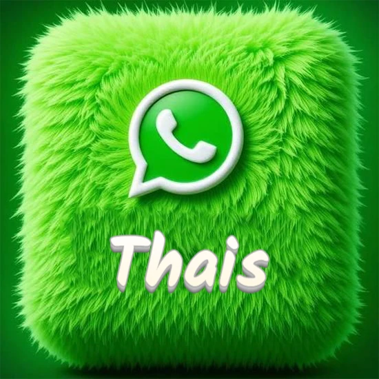 Cubo gigante cubierto de suave pelaje verde con el logotipo blanco de WhatsApp en 3D incrustado. Nombre en blanco suave que sigue la textura del pelaje en la parte inferior. Diseño con el nombre Thais.