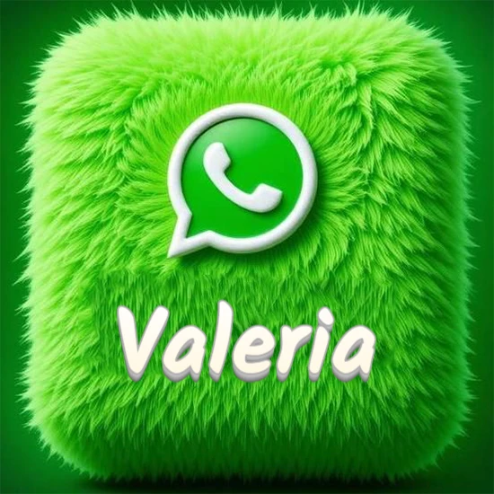 Cubo gigante cubierto de suave pelaje verde con el logotipo blanco de WhatsApp en 3D incrustado. Nombre en blanco suave que sigue la textura del pelaje en la parte inferior. Diseño con el nombre Valeria.