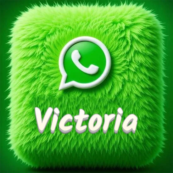 Cubo gigante cubierto de suave pelaje verde con el logotipo blanco de WhatsApp en 3D incrustado. Nombre en blanco suave que sigue la textura del pelaje en la parte inferior. Diseño con el nombre Victoria.