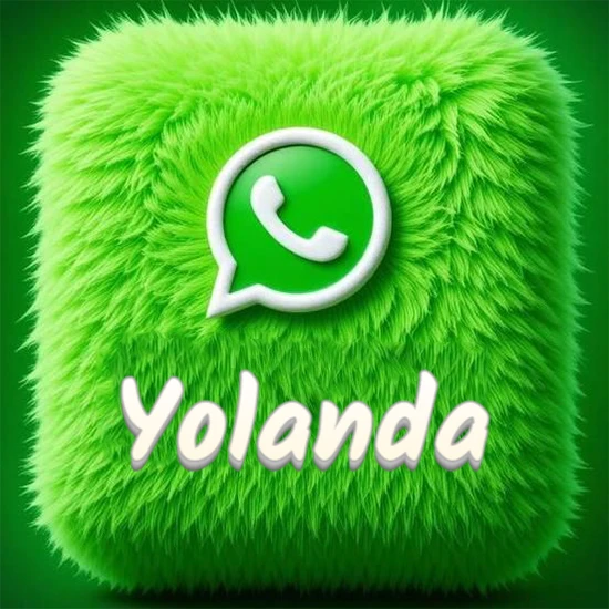 Cubo gigante cubierto de suave pelaje verde con el logotipo blanco de WhatsApp en 3D incrustado. Nombre en blanco suave que sigue la textura del pelaje en la parte inferior. Diseño con el nombre Yolanda.