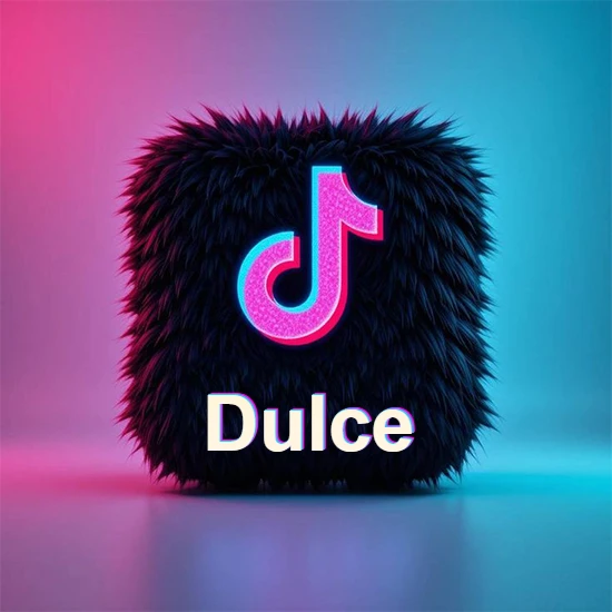 Cubo de pelaje negro oscuro con logotipo brillante de TikTok en fucsia y turquesa. Fondo degradado rosa y azul. Nombre destacado en blanco brillante en la base. Diseño con el nombre Dulce.