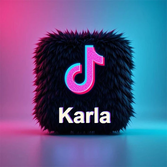 Cubo de pelaje negro oscuro con logotipo brillante de TikTok en fucsia y turquesa. Fondo degradado rosa y azul. Nombre destacado en blanco brillante en la base. Diseño con el nombre Karla.