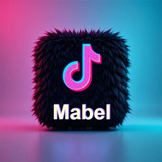 Cubo de pelaje negro oscuro con logotipo brillante de TikTok en fucsia y turquesa. Fondo degradado rosa y azul. Nombre destacado en blanco brillante en la base. Diseño con el nombre Mabel.