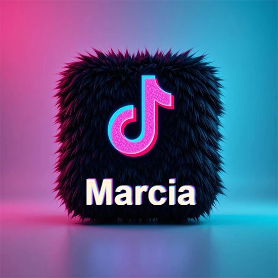 Cubo de pelaje negro oscuro con logotipo brillante de TikTok en fucsia y turquesa. Fondo degradado rosa y azul. Nombre destacado en blanco brillante en la base. Diseño con el nombre Marcia.