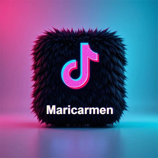 Cubo de pelaje negro oscuro con logotipo brillante de TikTok en fucsia y turquesa. Fondo degradado rosa y azul. Nombre destacado en blanco brillante en la base. Diseño con el nombre Maricarmen.