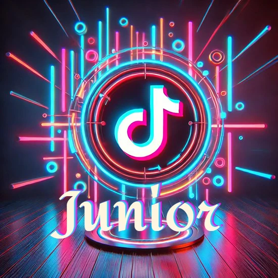 Escenario vibrante iluminado con luces de neón rojas y azules. Círculo de luz central con logotipo de TikTok. Nombre en una base circular iluminada sobre el suelo de madera. Diseño con el nombre Junior.