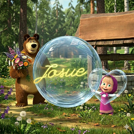 Bosque verde soleado. Gran oso de dibujos animados con corbata y flores coloridas, pozo de madera antiguo detrás. Bola de cristal transparente frente al pozo mostrando el nombre Josue en texto amarillo suave.