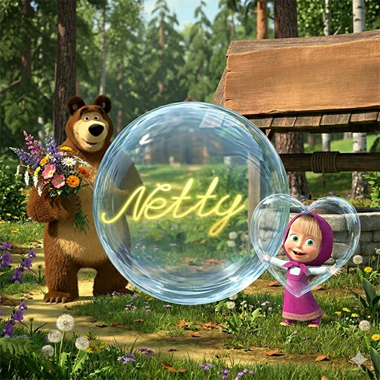 Bosque verde soleado. Gran oso de dibujos animados con corbata y flores coloridas, pozo de madera antiguo detrás. Bola de cristal transparente frente al pozo mostrando el nombre Netty en texto amarillo suave. Bosque verde soleado. Gran oso de dibujos animados con corbata y flores coloridas, pozo de madera antiguo detrás. Bola de cristal transparente frente al pozo mostrando el nombre Netty en texto amarillo suave.