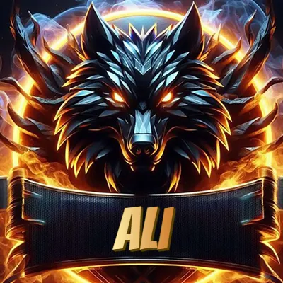 Cabeza de lobo digital imponente con diseño afilado y ángulos geométricos, rodeada por un halo circular de llamas ardientes y humo ascendente que transmite poder y control. El nombre Ali está escrito en negrita ligeramente inclinada dentro de una cinta negra curva justo debajo de la cabeza del lobo.