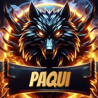 Cabeza de lobo digital imponente con diseño afilado y ángulos geométricos, rodeada por un halo circular de llamas ardientes y humo ascendente que transmite poder y control. El nombre Paqui está escrito en negrita ligeramente inclinada dentro de una cinta negra curva justo debajo de la cabeza del lobo.