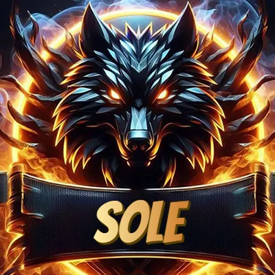 Cabeza de lobo digital imponente con diseño afilado y ángulos geométricos, rodeada por un halo circular de llamas ardientes y humo ascendente que transmite poder y control. El nombre Sole está escrito en negrita ligeramente inclinada dentro de una cinta negra curva justo debajo de la cabeza del lobo.