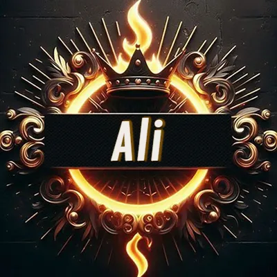 Panel artístico circular con una llama dorada y una corona negra en el centro, rodeado de ornamentos espirales dorados entrelazados que emanan una luz cálida sobre un fondo de muro de piedra oscura. El nombre Ali está escrito en blanco destacado dentro de un rectángulo negro horizontal que cruza la mitad del diseño circular.