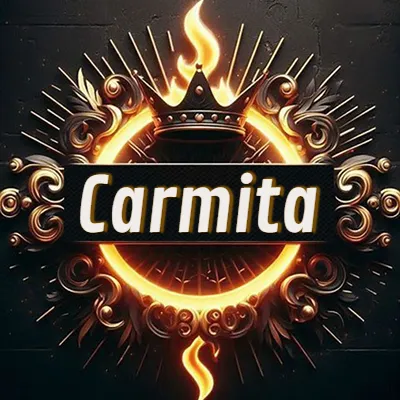 Diseño circular real con adornos dorados, llama de fuego detrás de una corona negra pequeña y nombre en blanco. - Carmita