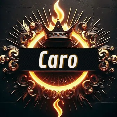 Panel artístico circular con una llama dorada y una corona negra en el centro, rodeado de ornamentos espirales dorados entrelazados que emanan una luz cálida sobre un fondo de muro de piedra oscura. El nombre Caro está escrito en blanco destacado dentro de un rectángulo negro horizontal que cruza la mitad del diseño circular.