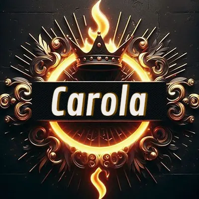 Diseño circular real con adornos dorados, llama de fuego detrás de una corona negra pequeña y nombre en blanco. - Carola