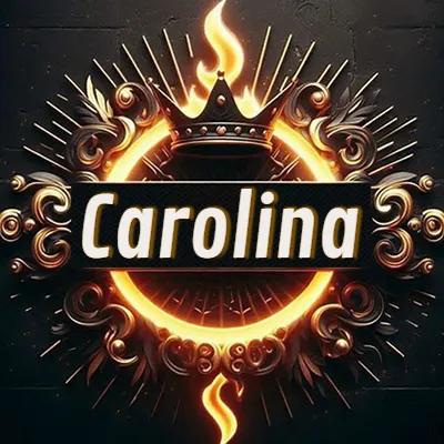 Diseño circular real con adornos dorados, llama de fuego detrás de una corona negra pequeña y nombre en blanco. - Carolina