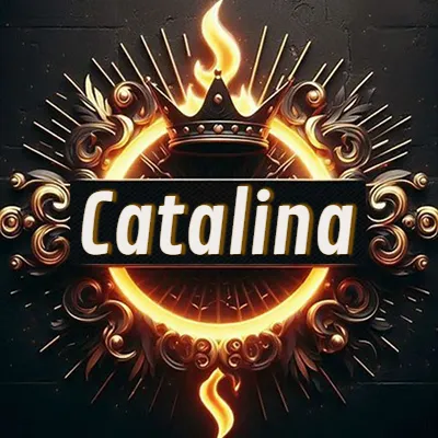 Diseño circular real con adornos dorados, llama de fuego detrás de una corona negra pequeña y nombre en blanco. - Catalina