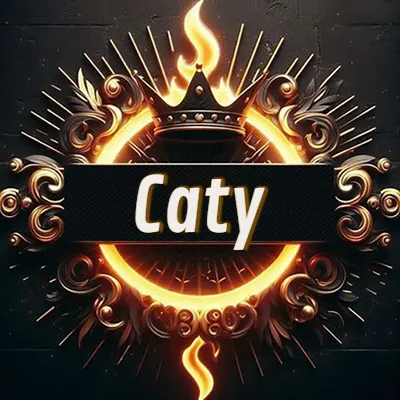 Diseño circular real con adornos dorados, llama de fuego detrás de una corona negra pequeña y nombre en blanco. - Caty