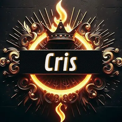 Panel artístico circular con una llama dorada y una corona negra en el centro, rodeado de ornamentos espirales dorados entrelazados que emanan una luz cálida sobre un fondo de muro de piedra oscura. El nombre Cris está escrito en blanco destacado dentro de un rectángulo negro horizontal que cruza la mitad del diseño circular.