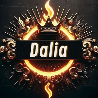 Diseño circular real con adornos dorados, llama de fuego detrás de una corona negra pequeña y nombre en blanco. - Dalia