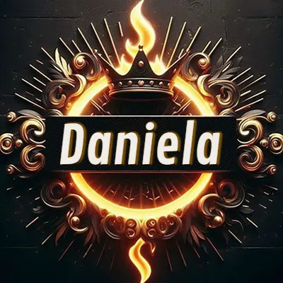 Diseño circular real con adornos dorados, llama de fuego detrás de una corona negra pequeña y nombre en blanco. - Daniela Diseño circular real con adornos dorados, llama de fuego detrás de una corona negra pequeña y nombre en blanco. - Daniela