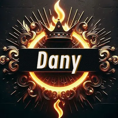 Diseño circular real con adornos dorados, llama de fuego detrás de una corona negra pequeña y nombre en blanco. - Dany