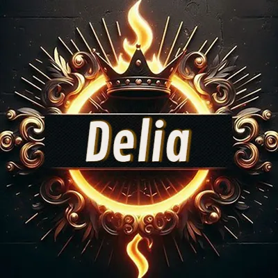 Diseño circular real con adornos dorados, llama de fuego detrás de una corona negra pequeña y nombre en blanco. - Delia