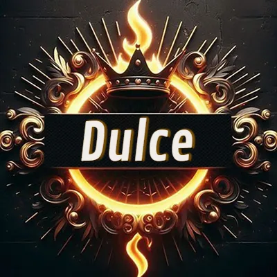 Diseño circular real con adornos dorados, llama de fuego detrás de una corona negra pequeña y nombre en blanco. - Dulce