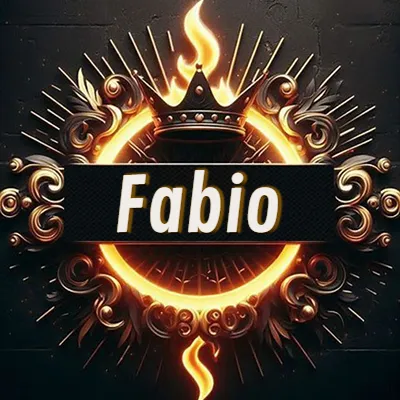 Panel artístico circular con una llama dorada y una corona negra en el centro, rodeado de ornamentos espirales dorados entrelazados que emanan una luz cálida sobre un fondo de muro de piedra oscura. El nombre Fabio está escrito en blanco destacado dentro de un rectángulo negro horizontal que cruza la mitad del diseño circular.