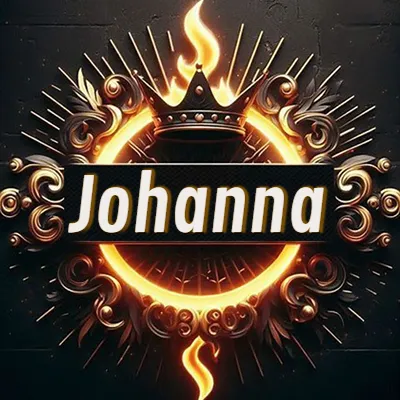 Diseño circular real con adornos dorados, llama de fuego detrás de una corona negra pequeña y nombre en blanco. - Johanna