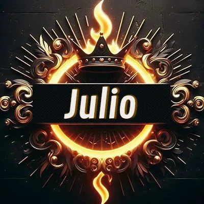 Diseño circular real con adornos dorados, llama de fuego detrás de una corona negra pequeña y nombre en blanco. - Julio