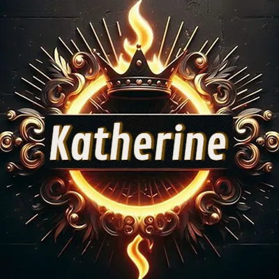 Diseño circular real con adornos dorados, llama de fuego detrás de una corona negra pequeña y nombre en blanco. - Katherine