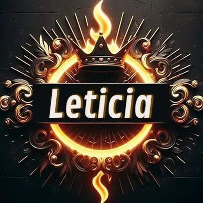 Diseño circular real con adornos dorados, llama de fuego detrás de una corona negra pequeña y nombre en blanco. - Leticia